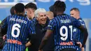 Pelatih Atalanta, Gian Piero Gasperini, merayakan kemenangan bersama anak asuhnya pada laga Liga Italia di Stadion Atleti Azzurri d'Italia, Minggu (18/4/2021). Atalanta menang dengan skor 1-0. (AFP/Marco Bertorello)