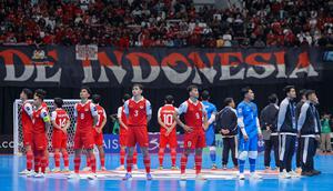 Pemain Timnas Futsal Indonesia berkumpul untuk memberikan penghormatan kepada para suporter usai melakoni laga terakhir Grup A Piala Asia Futsal 2026 melawan Irak di Indonesia Arena, Kompleks Gelora Bung Karno, Senayan, Jakarta, Sabtu (31/1/2026). Bermain imbang 1-1 dengan Irak, Timnas Futsal Indonesia mengunci status sebagai juara Grup A sekaligus memastikan lolos ke babak perempat final Piala Asia Futsal 2026. (Bola.com/Bagaskara Lazuardi)