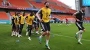 Para pemain Prancis melakukan pemanasan saat mengikuti latihan di Yekaterinburg, Rusia, (20/6). Prancis akan menghadapi Peru paada pertandingan lanjutan grup C Piala Dunia 2018. (AP Photo / David Vincent)