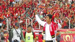 Pelatih PS Semen Padang FC, Nil Maizar melambaikan tangan kepada pendukung PS Semen Padang FC di Staion H.Agus Salim Padang, Sumbar, Sabtu (14/4). Nil Maizar saat ini resmi akan menjadi pelatih Tim Nasional Indonesia yang ditunjuk PSSI menggantikan Ajisantoso. (Antara)