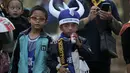 Anak-anak ditemani orang tua hadir dalam acara parade Persib Bandung Juara Piala Presiden 2015 di Kota Baru, Bandung, Minggu (25/10/2015). (Bola.com / Nicklas Hanoatubun)