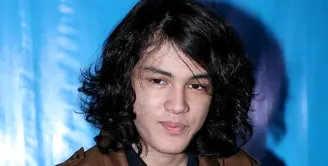 Tak terasa Shawn Adrian Khulafa yang merupakan anak dari aktris cantik Andi Soraya sudah mulai menunjukkan kedewasaannya. Ia rupanya memiliki bakat sebagai seorang musisi. (Andy Masela/Bintang.com)