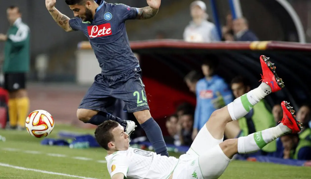 Pemain Wolfsburg melakukan sleding berbahaya terhadap pemain Napoli, dalam leg kedua perempat final European League, Jumat (24/4/2015). (AFP).