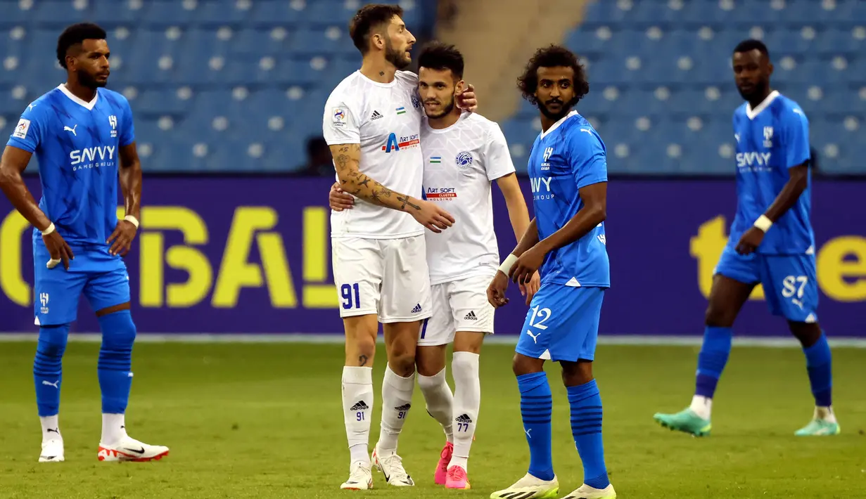 Selebrasi striker PFC Navbahor, Toma Tabatadze (kedua kiri) setelah menjebol gawang Al Hilal pada laga Grup D Liga Champions Asia 2023/2024 di King Fahd International Stadium, Riyadh, Selasa (19/9/2023) dini hari WIB. (AFP/Fayez Nureldine)
