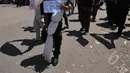 Massa menunjukkan kertas bertuliskan "We Love Indonesia" dan "Save Indonesia Generation from Criminal Drugs!" saat menggelar aksi  di depan pintu masuk Dermaga Wijaya Pura, Cilacap, Jateng, Jumat (6/3). (Liputan6.com/Johan Tallo)
