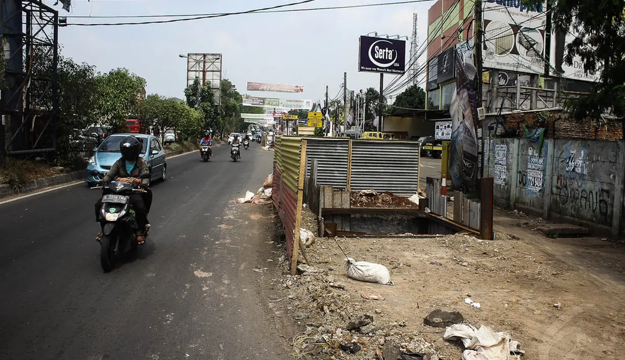 Penampakan lubang galian sedalam 12 meter di Jalan Alternatif Cibubur, Jakarta. Foto diambil pada  Senin (10/11/2014). (Liputan6.com/Faizal Fanani) 
