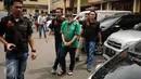 Petugas Polres Jakarta Barat menggiring tersangka pengedar narkotika jenis sabu usai rilis di Jakarta, Rabu (23/3/2016). Sat Narkoba Polres Jakarta Barat mengamankan satu tersangka berikut 16 kg sabu. (Liputan6.com/Helmi Fithriansyah)