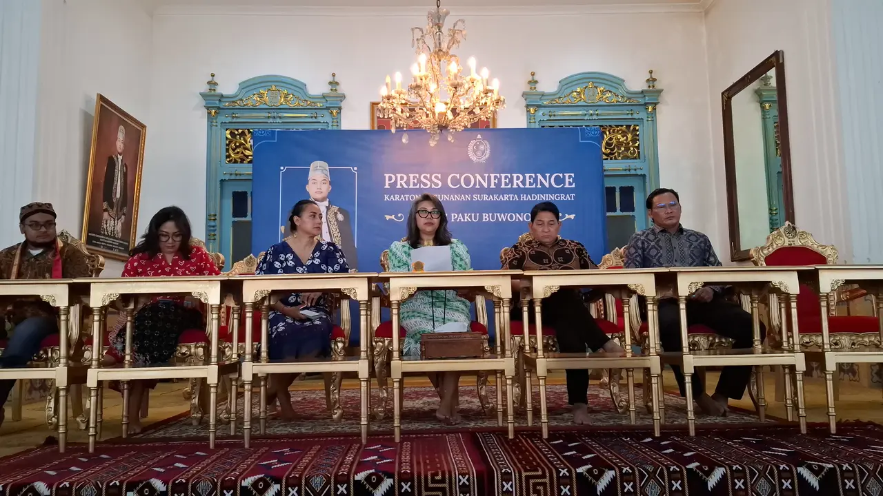 Keluarga Keraton Surakarta menjelaskan terkait penobatan putra mahkota jadi raja PB XIV. (Liputan6.com/Fajar Abrori)