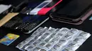 Beberapa benda berharga hasil kejahatan dan beberapa obat bius berhasil diamankan petugas. 