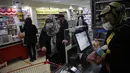 Orang-orang berbelanja di sebuah supermarket di Ankara, Turki (30/3/2020). Pada Senin (30/3), Turki mengumumkan 37 kematian baru akibat COVID-19, sedangkan total kasus infeksi di negara tersebut bertambah menjadi 10.827 kasus. (Xinhua/Mustafa Kaya)
