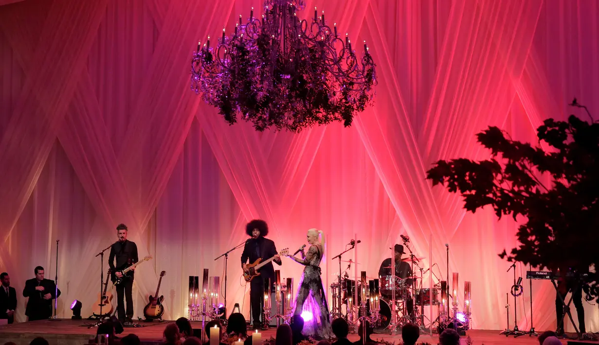 Gwen Stefani menyanyi diiringi pemain musiknya dalam acara makan malam menyambut kedatangan perdana menteri Italia Matteo Renzi di Gedung Putih, Wahsington, AS (18/10). (Reuters/Joshua Robert)