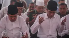 Presiden Joko Widodo dan Wakil Presiden Jusuf Kalla berdoa saat melaksanakan salat Jumat bersama dalam Aksi Bela Islam Jilid 3 di Monumen Nasional, Jakarta, Jumat (2/12). (Liputan6.com/Faizal Fanani)