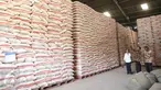 Presiden Jokowi bersama Menteri BUMN Rini Soemarno dan Dirut Bulog Djarot Kusumayakti meninjau stok beras di Gudang Bulog, Jakarta, Jumat (2/10). Jokowi melepas secara simbolis 1.034 ton beras untuk 5 kota besar di Indonesia. (Liputan6.com/Faizal Fanani)