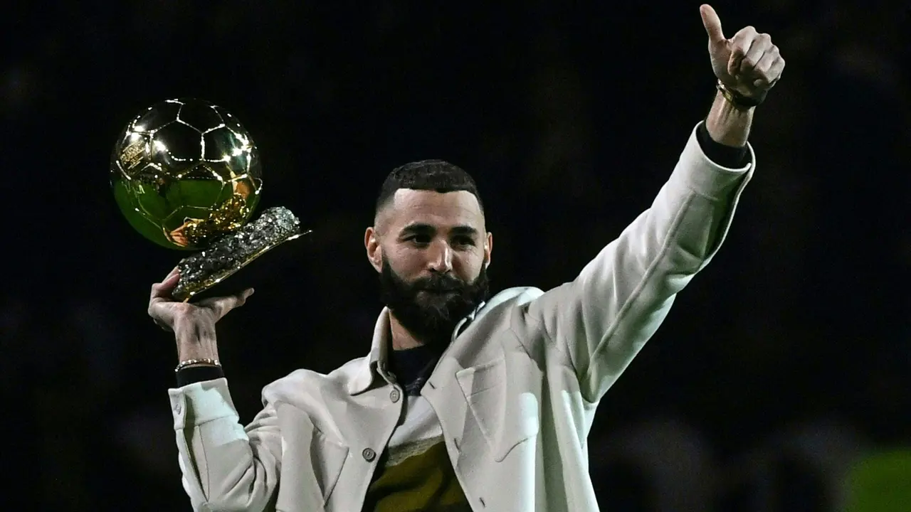 Karim Benzema Pamerkan Trofi Ballon d'Or kepada Fans Lyon di Prancis