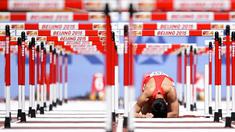 Kesedihan pelari Tiongkok, Zhang Honglin, setelah terjatuh dalam nomor lari gawang 110m putra Kejuaraan Dunia Atletik 2015 di Stadion Nasional, Beijing, Tiongkok. (26/8/2015). (AFP Photo/Olivier Morin)