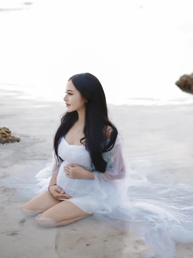 7 Momen Maternity Shoot Bella Bonita di Pantai Ini Tampil Menawan