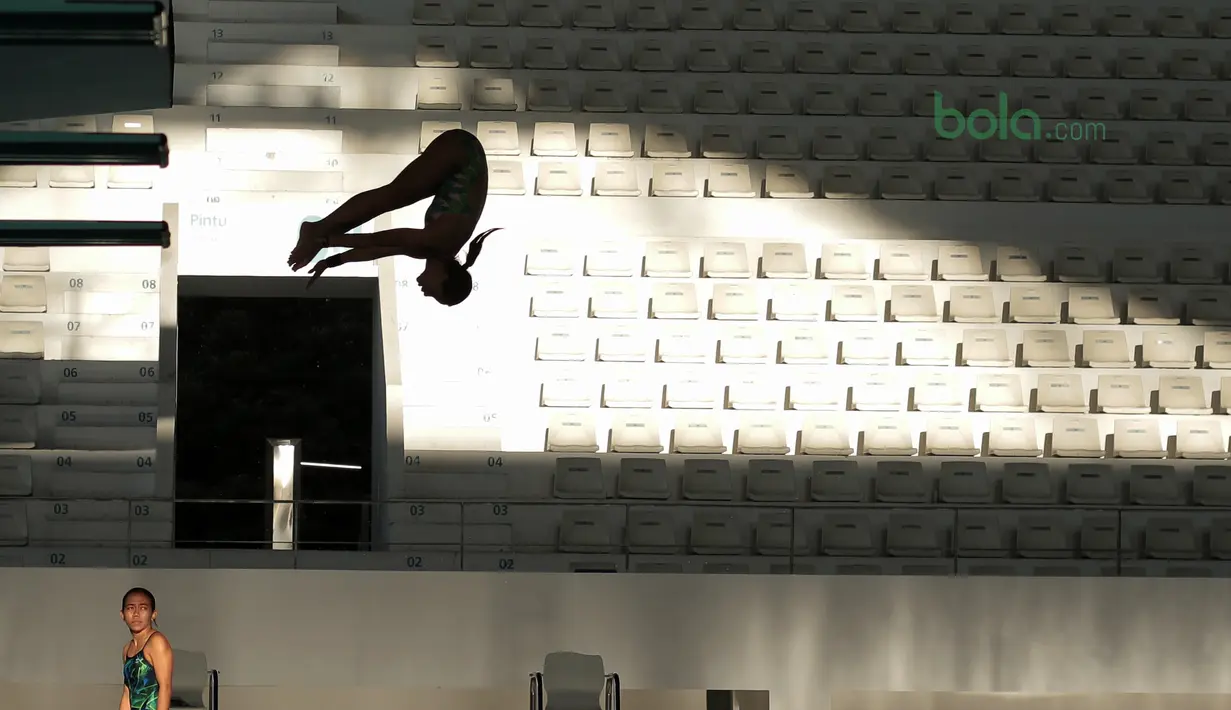 Aksi atlet loncat indah putri Indonesia saat berlatih di Aquatic Center, Senayan, Jakarta, Kamis (15/3/2018). Latihan tersebut merupakan persiapan menuju Asian Games 2018. (Bola.com/Nick Hanoatubun)