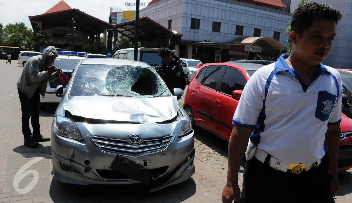 Sejumlah pewarta mengambil gambar kondisi mobil yang menabrak pejalan kaki di Jalan Boulevard Artha Gading, Jakarta, Sabtu (9/1/2016). Akibat kejadian tersebut, satu pengendara sepeda dan satu pejalan kaki meninggal di lokasi. (Liputan6.com/Helmi Afandi)