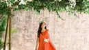 Pilih dress kombinasi warna oranye dan krem, padukan dengan item-item fashion warna krem senada seperti penampilan Jessica Mila satu ini. Instagram/jscmila]