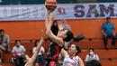 Pemain MP Samator Jakarta, Christie Rumambi mencoba memasukan bola saat diadang para pemain Sahabat Semarang pada laga Srikandi Cup 2018 di GOR Lokasari, Jakarta, Rabu (21/3/2018). Sahabat menang 51-46. (Bola.com/Nick Hanoatubun)