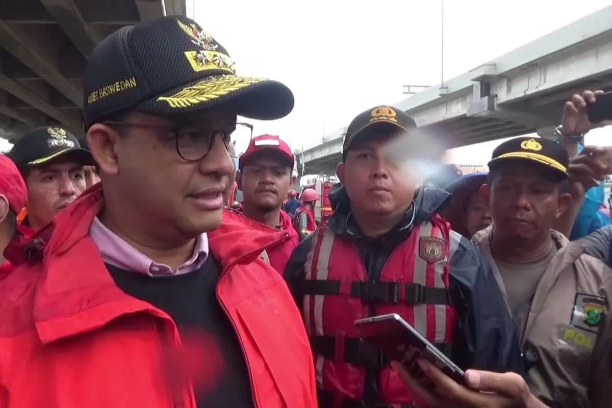 Gubernur DKI Jakarta Anies Baswedan meninjau banjir di kawasan Cipinang Melayu, Jakarta Timur.