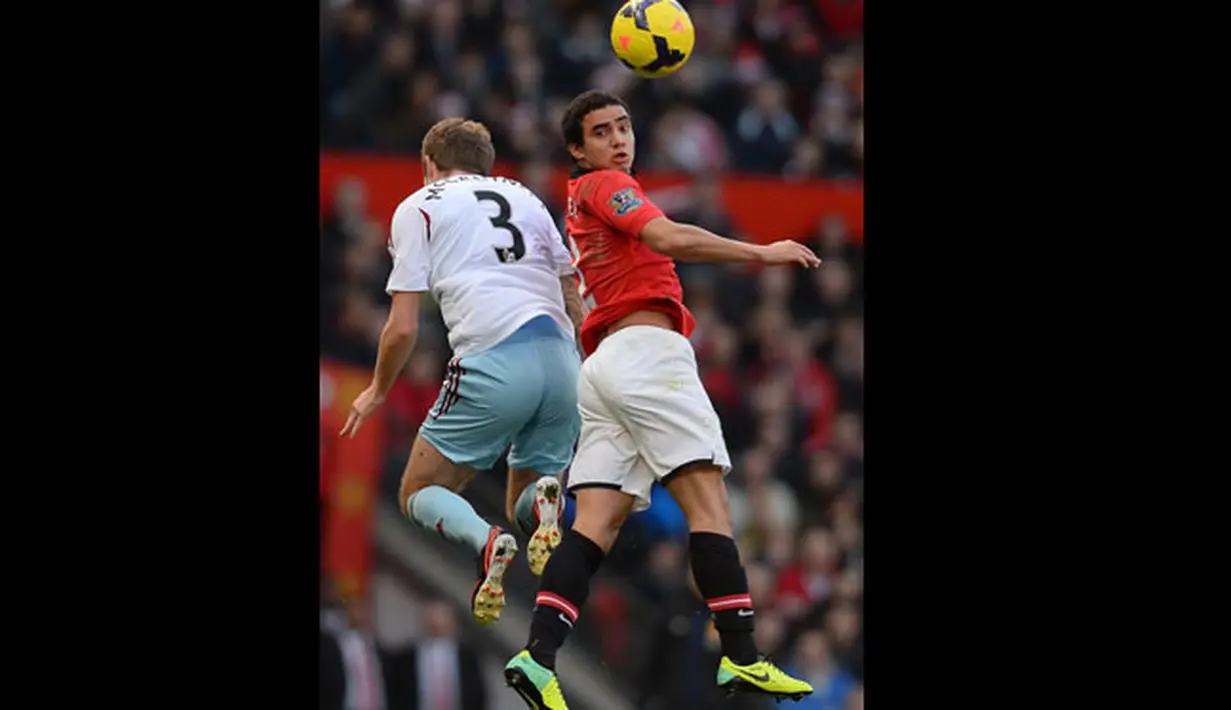 Duel di udara antara Pemain est Ham United George McCartney dan Manchester United asal Brasil Rafael pada pertandingan sepak bola Liga Utama Inggris antara Manchester United dan West Ham United di Old Trafford, Sabtu 21 Desember 2013.(AFP/Andrew Yates).