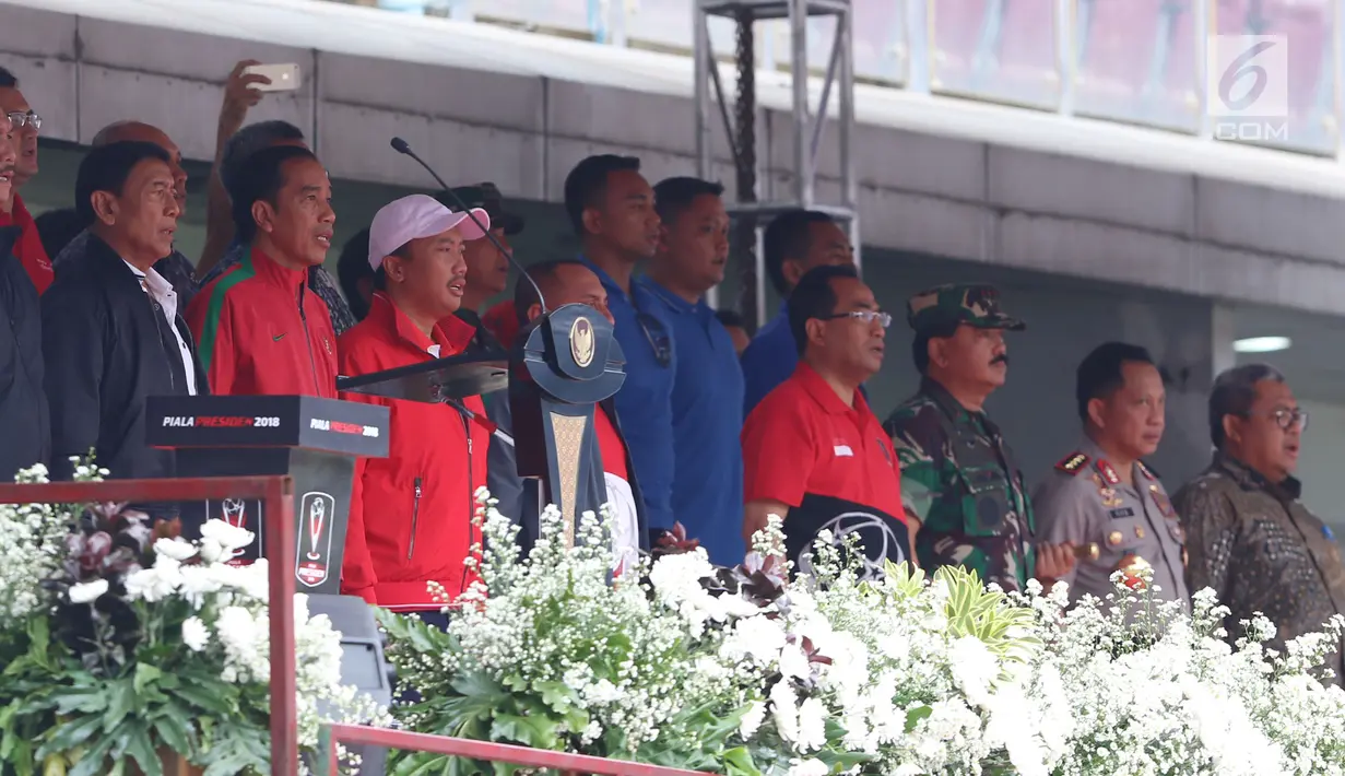 Presiden RI, Joko Widodo (ketiga kiri) bersama sejumlah menteri jelang menyaksikan langsung laga pembuka turnamen Piala Presiden 2018 di Stadion GBLA, Bandung, Selasa (16/1). Laga dimenangkan Persib 1-0 atas Sriwijaya FC. (Liputan6.com/Helmi Fithriansyah)