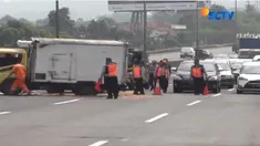 Truk terguling akibat ban pecah, mengakibatkan tabrakan beruntun di Tol Purbaleunyi.