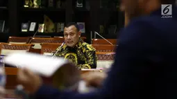 Calon Pimpinan KPK Irjen Pol Firli Bahuri menjalani uji kepatutan dan kelayakan di ruang rapat Komisi III DPR RI, Senayan, Jakarta, Kamis (12/9/2019). Para capim KPK mempresentasikan makalah dengan tema yang ditentukan saat uji kelayakan dan kepatutan. (Liputan6.com/Johan Tallo)