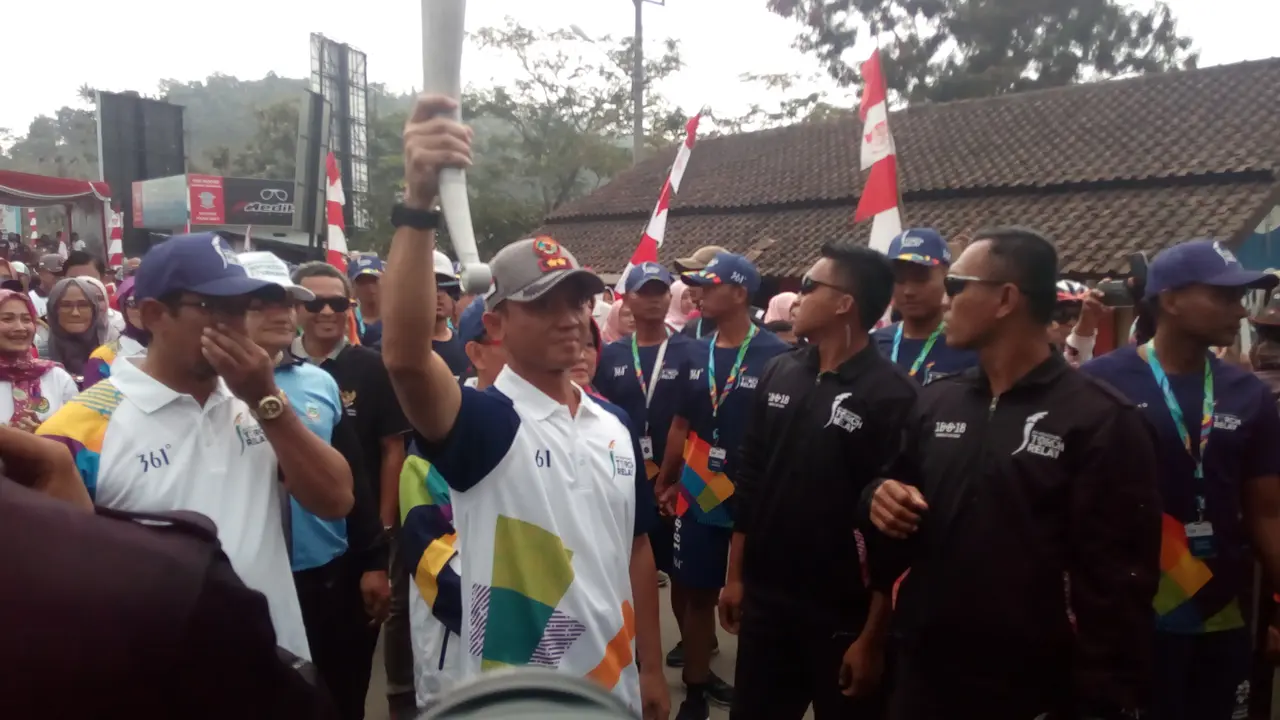 Kapolres Garut AKBP Budi Satria Wiguna, saat menerima obor Asian Games di Garut beberapa waktu lalu.