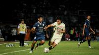 Persija Jakarta akhirnya berhasil memetik tiga poin di kandang Arema dengan kemenangan tipis 1-0. Persija sekarang mengemas 14 angka dari tujuh laga dan duduk di peringkat lima klasemen sementara BRI Liga 1 2022/2023. Sementara Arema tertahan di posisi sembilan dengan koleksi 10 poin. (Bola.com/Iwan Setiawan)