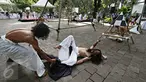 Kelompok Sajinah Seniman Solo melakukan adegan pada pertunjukan berjudul 'Menuju Putih' di Taman Suropati, Jakarta, Rabu (23/12). Pertunjukan itu merupakan bentuk ekspresi seniman dalam mewujudkan cita-cita Indonesia (Liputan6.com/Immanuel Antonius)