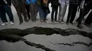 Sebuah jalan terlihat terbelah setelah gempa yang menghantam kawasan antara ibukota Kathmandu dan kota Pokhara, Minggu (26/4/2015). Dikabarkan sekitar 500 orang lebih tewas dalam peristiwa tersebut (Reuters/Navesh Chitrakar)