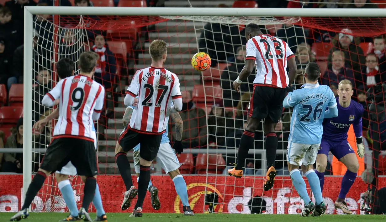 Pemain Sunderland, Lamine Kone, mencoba mencetak gol ke gawang Manchester City melalui sundulan dalam lanjutan Liga Inggris di Stadium of Light, Sunderland, Rabu (3/2/2016) dini hari WIB. (AFP/Oli Scarff)