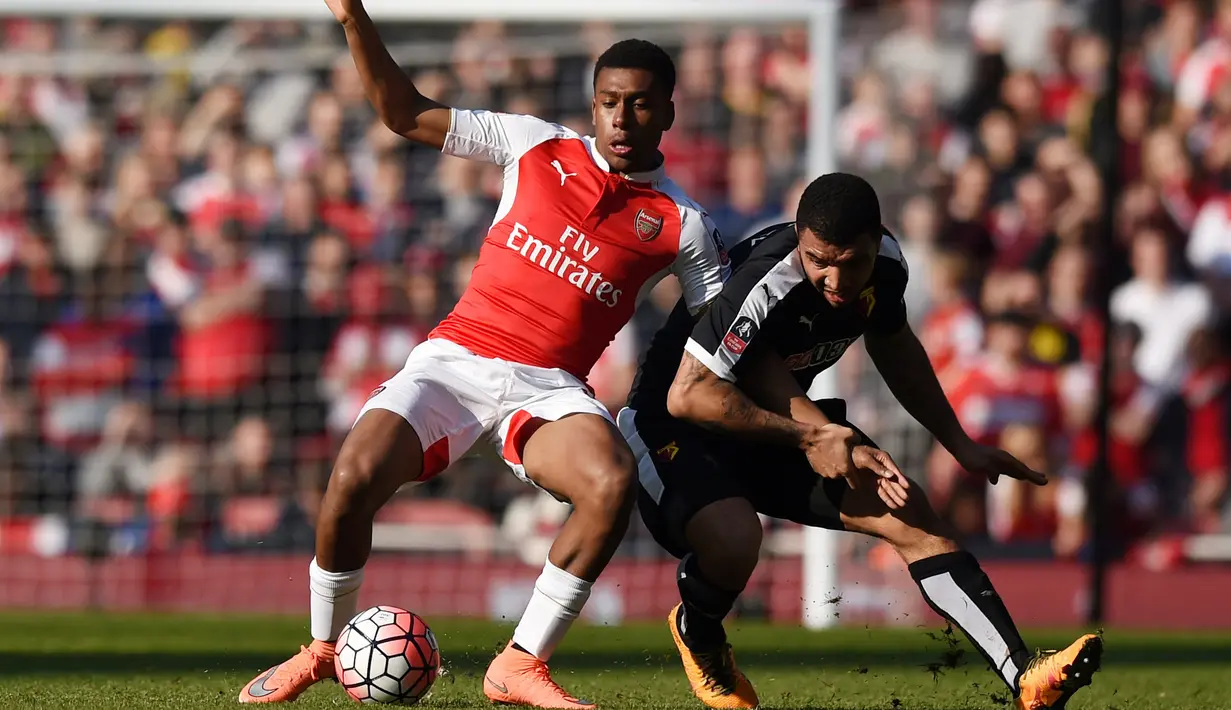 Pemain Watford, Troy Deeney (kanan), berebut bola dengan pemain Arsenal, Alex Iwobi, pada putaran keenam Piala FA di Stadion Emirates, London, Minggu (13/3/2016). (Action Images via Reuters/Tony O'Brien)