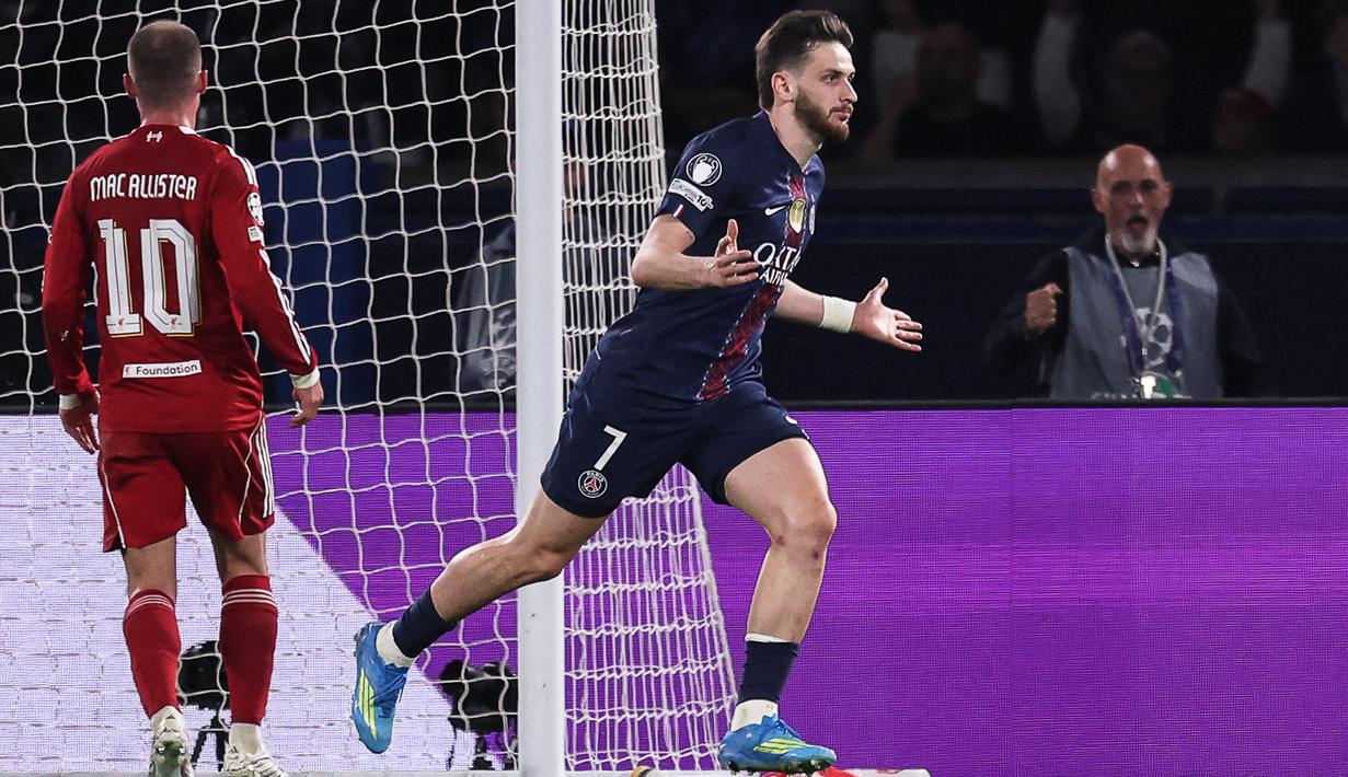 Kvaratskhelia menunjukkan konsistensi tinggi sejak babak 16 besar. Pergerakannya di sisi kiri menjadi kunci dalam membuka ruang serangan PSG. (AFP/Anne-Christine)