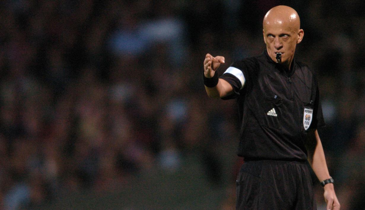 Pierluigi Collina adalah salah satu wasit terbaik dunia. Dia pernah memenangkan Penghargaan Wasit Terbaik Dunia IFFHS enam kali berturut-turut, dari tahun 1998 hingga 2003. Wasit berkepala plontos ini menjadi wasit FIFA dari tahun 1995-2005. (Foto: AFP/Martin Bureau)