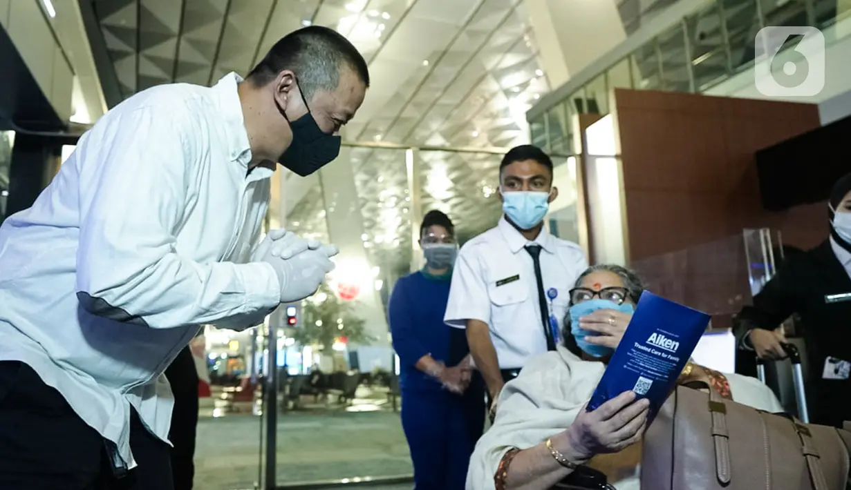 Direktur Utama Garuda Indonesia Irfan Setiaputra berbincang dengan calon penumpang di Terminal 3 Bandara Internasional Soekarno Hatta, Rabu (23/12/2020). Tinjauan ini guna memastikan kesiapan dan kelancaran layanan penerbangan pada Natal & Tahun Baru. (Liputan6.com/Pool/Garuda)