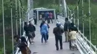 Sejumlah tempat wisata diserbu pengunjung yang ingin menghabiskan libur tahun baru, hingga jembatan penghubung 2 desa di Madura ambruk.