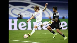 Real Madrid langsung menggebrak begitu pertandingan dimulai. 10 menit pertama, dua skema serangan Madrid terkena jebakan offside. Pertahanan Sheriff cukup tangguh. (AP/Jose Breton)