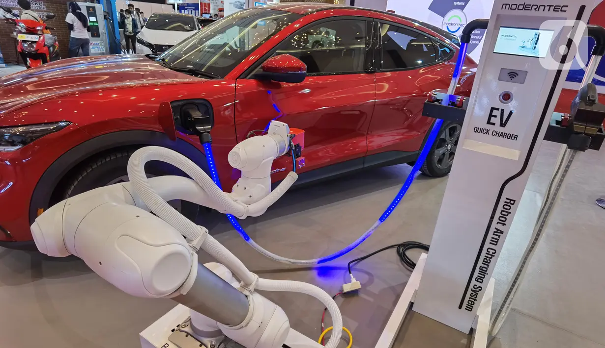 Inovasi teknologi kendaraan bermotor listrik berupa robot arm charging system dalam Indonesia Electric Motor Show (IEMS) 2022 di Jakarta Convention Center, Jakarta, Kamis (29/9/2022). Pameran kendaraan listrik yang diselenggarakan oleh Badan Riset dan Inovasi Nasional (BRIN) tersebut berlangsung dari 28 hingga 30 September 2022. (Liputan6.com/Johan Tallo)