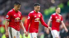Penyerang Manchester United, Alexis Sanchez (kiri) tertunduk lesu usai pertandingan melawan West Bromwich Albion di Old Trafford, Inggris (15/4). MU kalah 0-1 atas West Bromwich Albion. (Nick Potts/PA via AP)