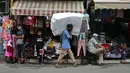 Aktivitas warga di sebuah pasar di Jammu, India, Selasa (21/7/2020). Di tengah lonjakan kasus COVID-19 dalam beberapa minggu terakhir, pemerintah negara bagian di India telah memesan kuncian terfokus di wilayah dengan jumlah kasus tinggi. (AP Photo/Channi Anand)