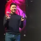 Donovan Sung, Director of Product Management and Marketing, Xiaomi Global perlihatkan smartphone teranyarnya. Liputan6.com/ Jeko Iqbal Reza