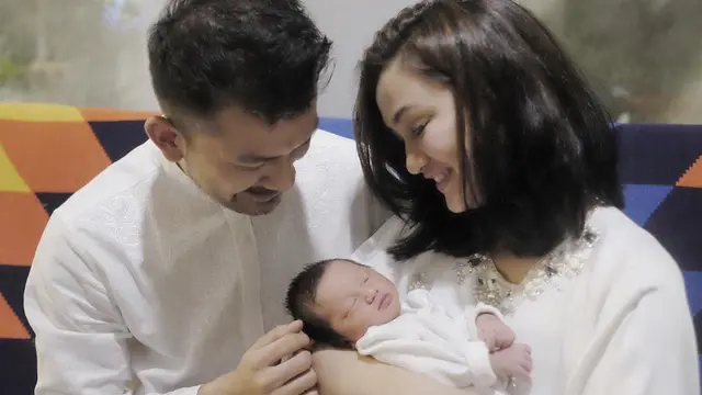 [Bintang]  Atiqah Hasiholan
