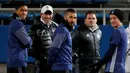 Zinedine Zidane (kedua kiri), Karim Benzema (tengah) dan pemain lainnya menghadiri sesi latihan  jelang Final Piala Dunia Antar Klub di Yokohama, Jepang  (17/12). Real Madrid akan berhadapan dengan Kashima Antlers asal Jepang. (REUTERS / Toru Hanai)