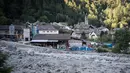 Lumpur dan batu akibat longsor yang menutupi jalan dan menghantam perumahan penduduk di desa Bondo di Swiss selatan (23/8). Polisi mengatakan akibat bencana tersebut delapan orang hilang. (Gian Ehrenzeller/Keystone via AP)