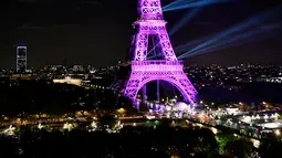 Menara Eiffel menampilkan cahaya warna pink sebagai tanda Bulan Kesadaran Kanker Payudara di Paris, Selasa (1/10/2019). Tiap tahunnya di bulan Oktober, ditetapkan sebagai bulan kewaspadaan kanker payudara. (Photo by STEPHANE DE SAKUTIN / AFP)