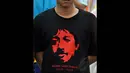 Seorang aktivis memakai kaos bergambar Munir saat aksi damai di Bundaran HI, Jakarta, Minggu (7/12/2014). (Liputan6.com/Miftahul Hayat)