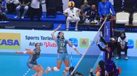 Pemain Jakarta Electric PLN, Maya Kurnia Indri (tengah) melompat untuk melepaskan spike saat menghadapi Jakarta Livin' Mandiri pada laga putaran I PLN Mobile Proliga 2024 di GOR Amongrogo, Yogyakarta, Jumat (26/4/2024). Jakarta Electric PLN menang 3-0 (25-17, 25-17, 25-15). (Dok. PBVSI)